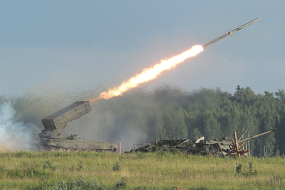 Пуск ракеты тяжелой огнеметной системой залпового огня ТОС-1А `Солнцепек` на полигоне в Кубинке.