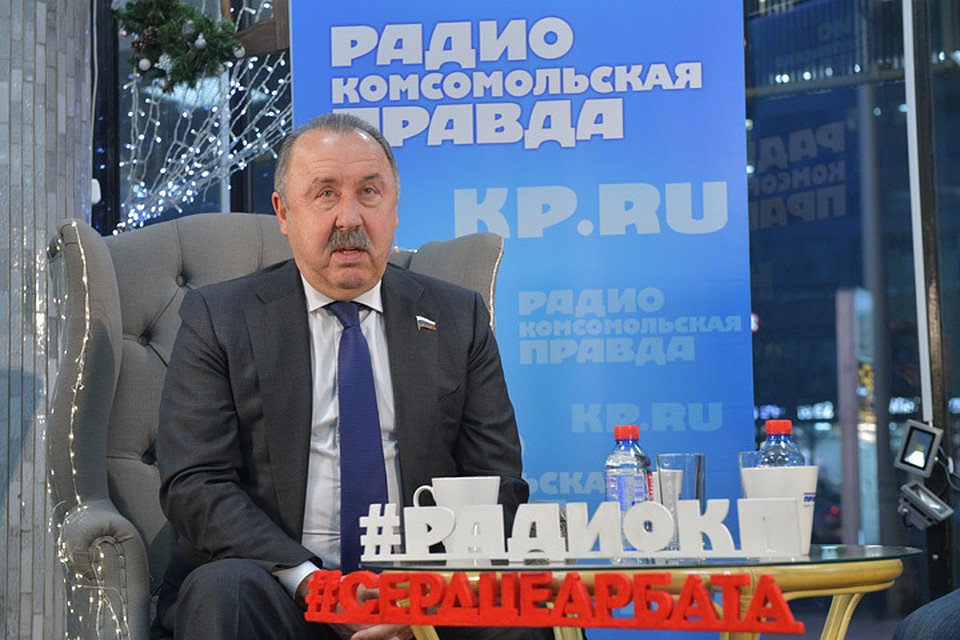 Прославленный футбольный тренер, депутат Госдумы Валерий Газзаев стал гостем Открытой студии Радио «Комсомольская правда»