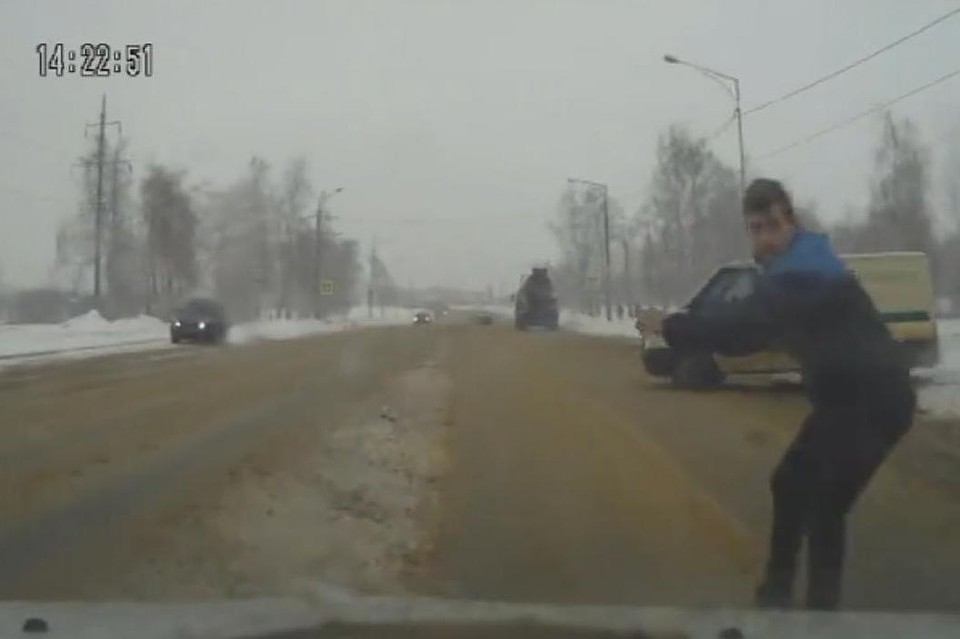 Чуть не сбил пешехода