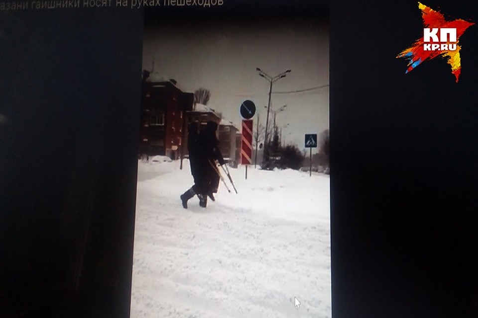 Гаишник перенес на руках пешехода