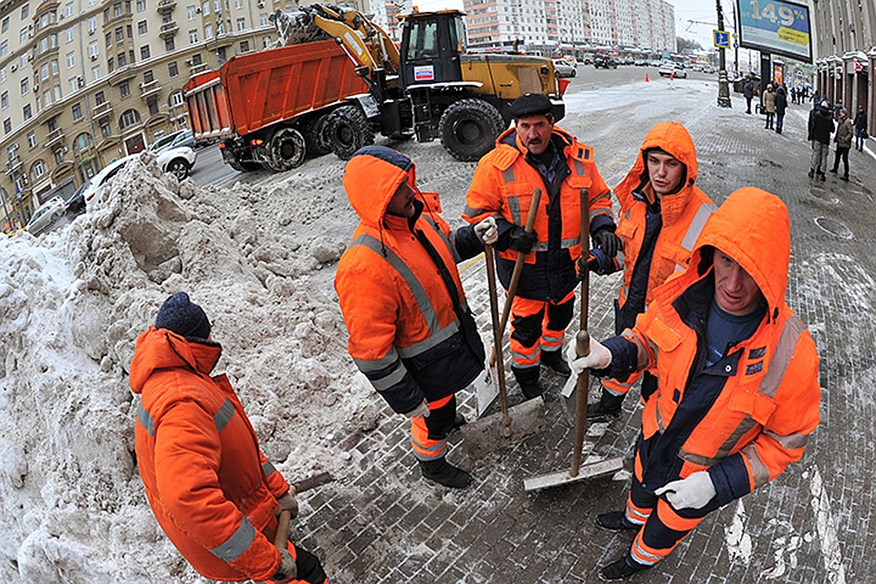 В городе продолжаются уборочные работы