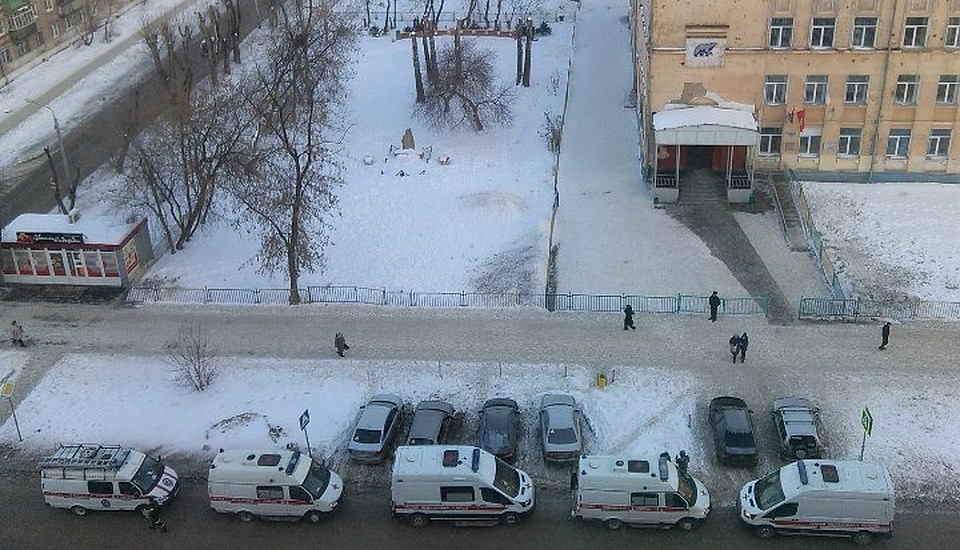 Машины экстренной службы все еще у здания школы