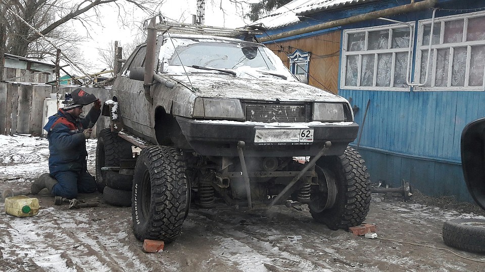Алексей собрал машину в своем дворе.