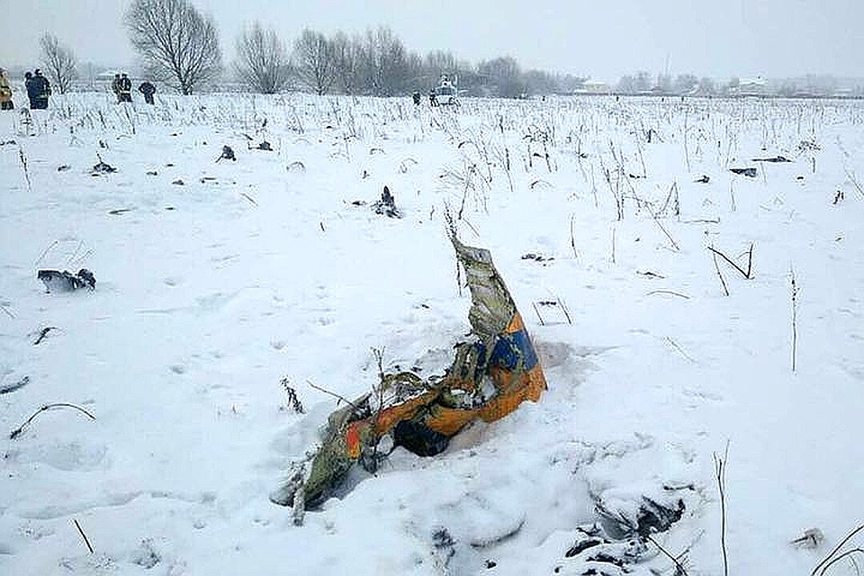 Место крушения, на котором видны обломки самолета