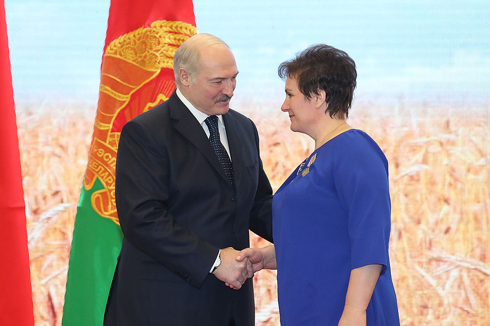Президент вручил лучшим работникам награды. На фото: орден Почета получила оператор машинного доения СПК «Жиличи» Кировского района Нина Левкович. Фото: БелТА