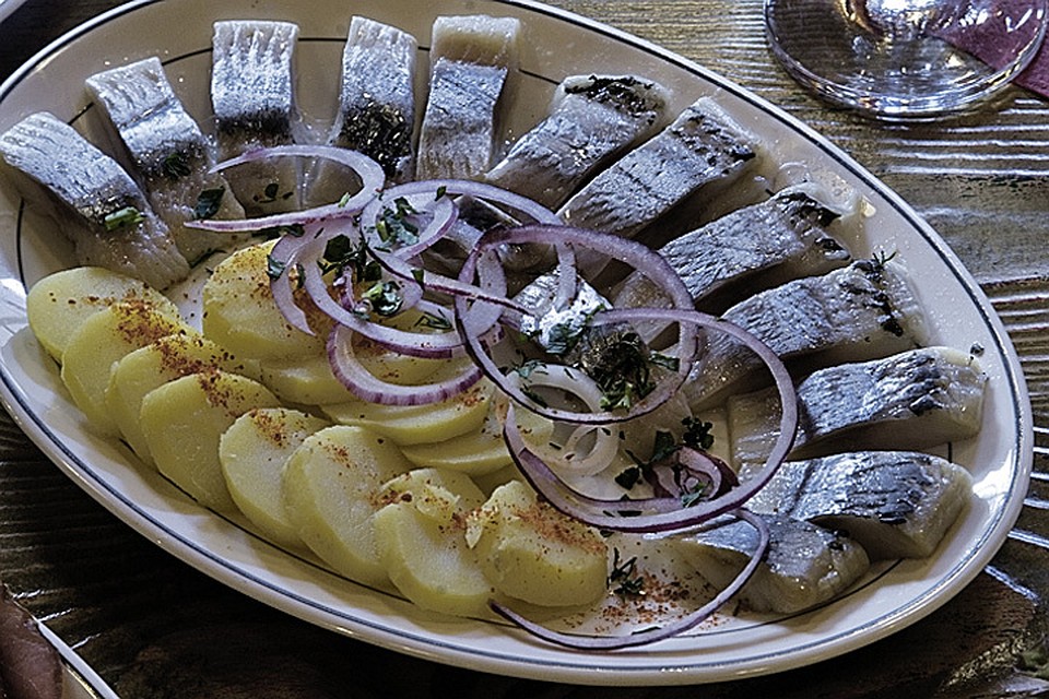 Даже маленький кусочек селедки - большая помощь здоровью!