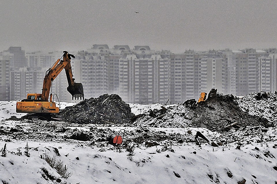 Сейчас на полигоне Кучино в Балашихе проводится рекультивация (экологическое восстановление территории). Когда-нибудь здесь обещают сделать парк, но пока мусорная гора лежит прямо у домов... Фото: Михаил ВОСКРЕСЕНСКИЙ/РИА Новости