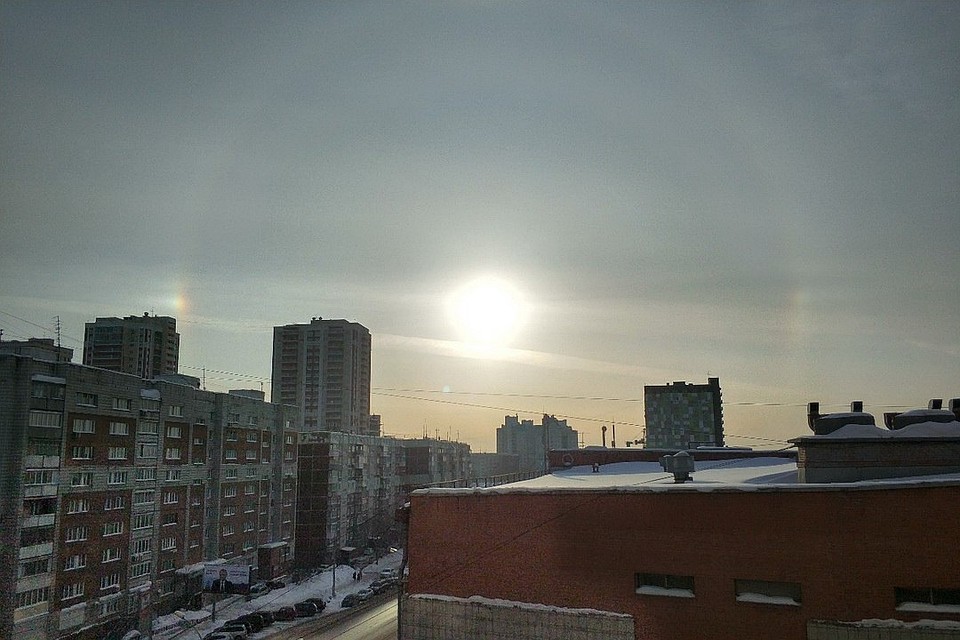 Новосибирцы приметили эффект гало на небе.