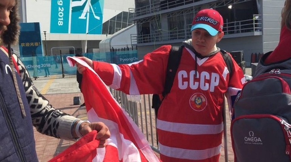 Русский поклонник в потасовке с десятью канадцами добыл флаг их страны Русский поклонник в потасовке с десятью канадцами добыл флаг их страны