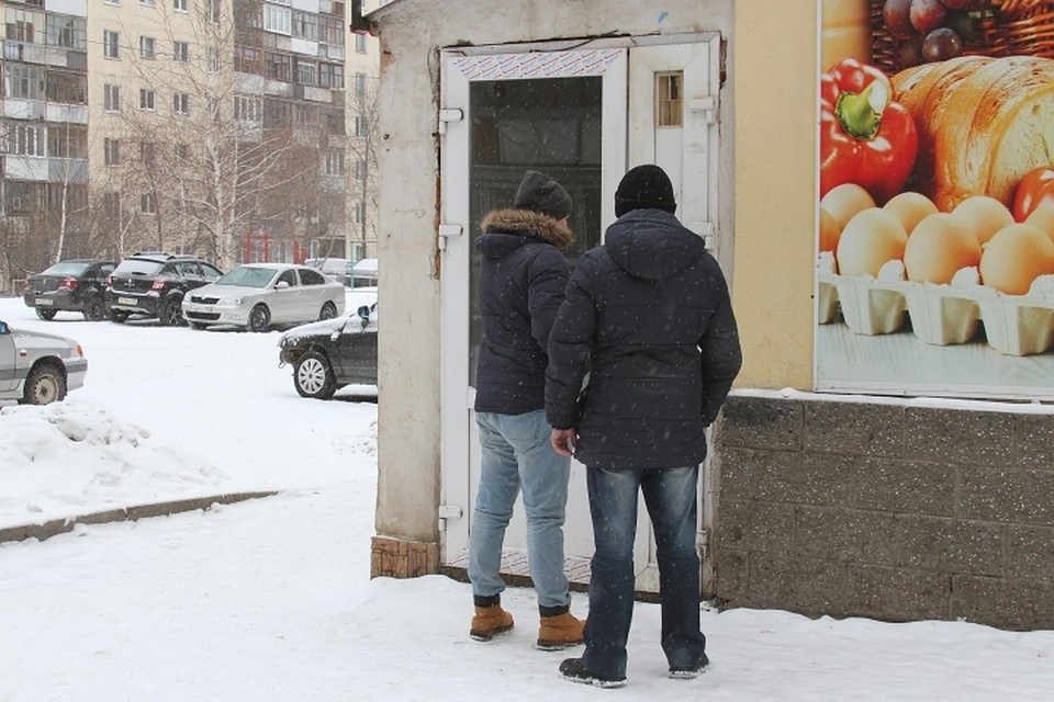 Сама контора маскируется под подвал продуктового магазина