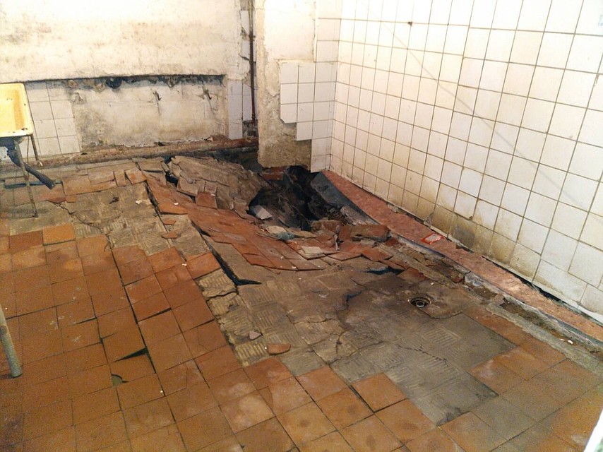 Пол обвалился в душевой, кухне и комнате общежития.