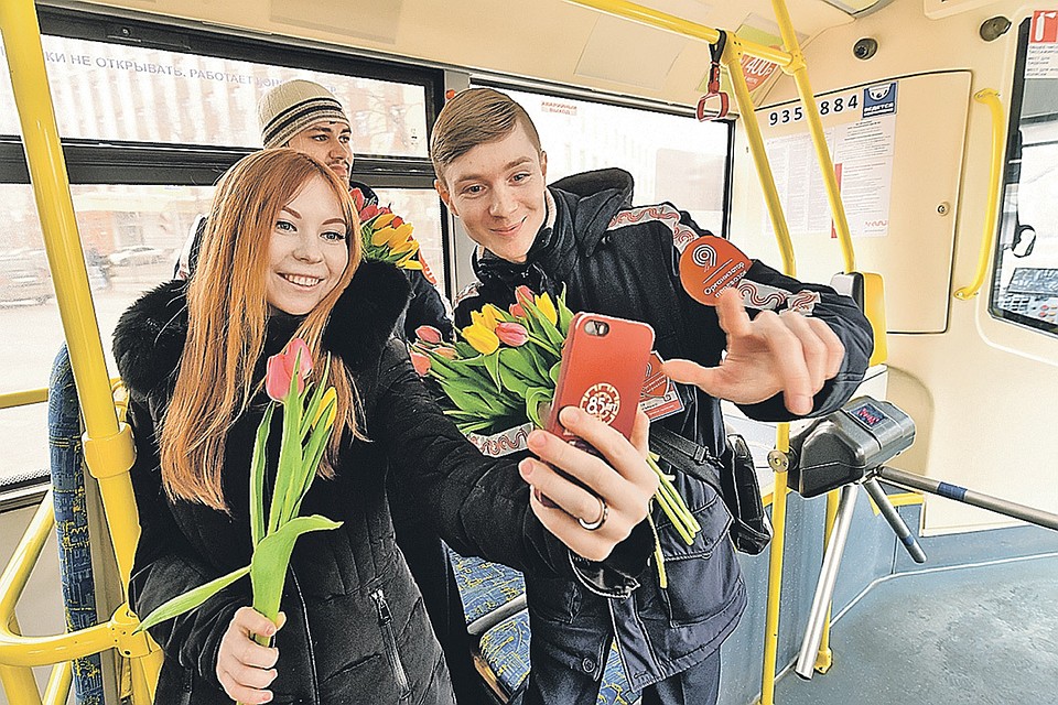 Цветы и пожелания любви 8 марта порадуют не всех. ФОТО: Архив "КП".