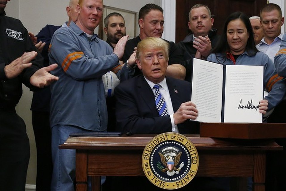 Президент США Дональд Трамп подписал указ о введении ввозных пошлин на сталь и алюминий