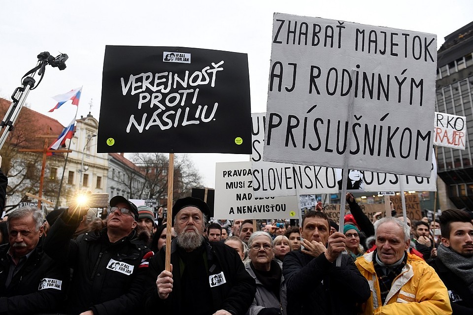 Убийство репортера и его невесты: тысячи словаков протестовали против руководства Убийство репортера и его невесты: тысячи словаков протестовали против руководства