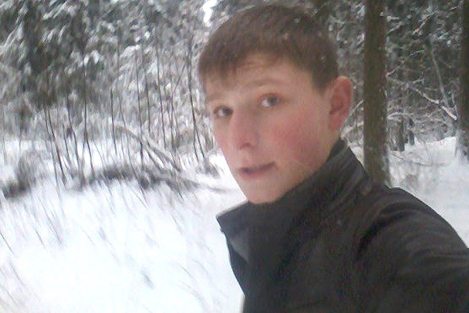 Согласно одной из версий, погибший Олег Шушунов не просто погиб от укусов, а именно спас жизнь девушке, заслонив ее от стаи собак.