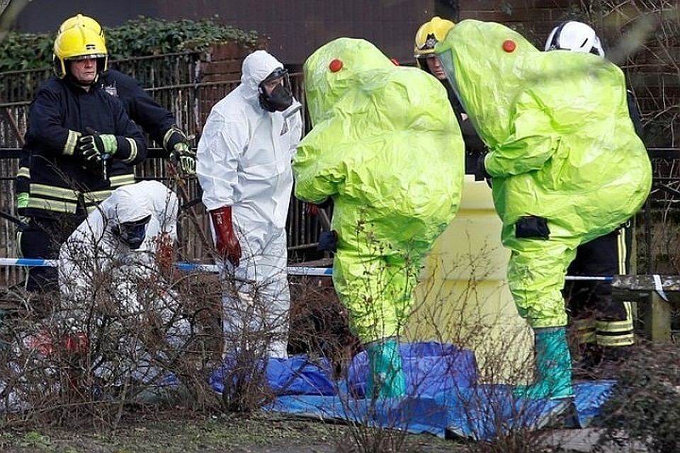 Специалисты работают на месте, где нашли без сознания бывшего полковника ГРУ Сергея Скрипаля и его дочь