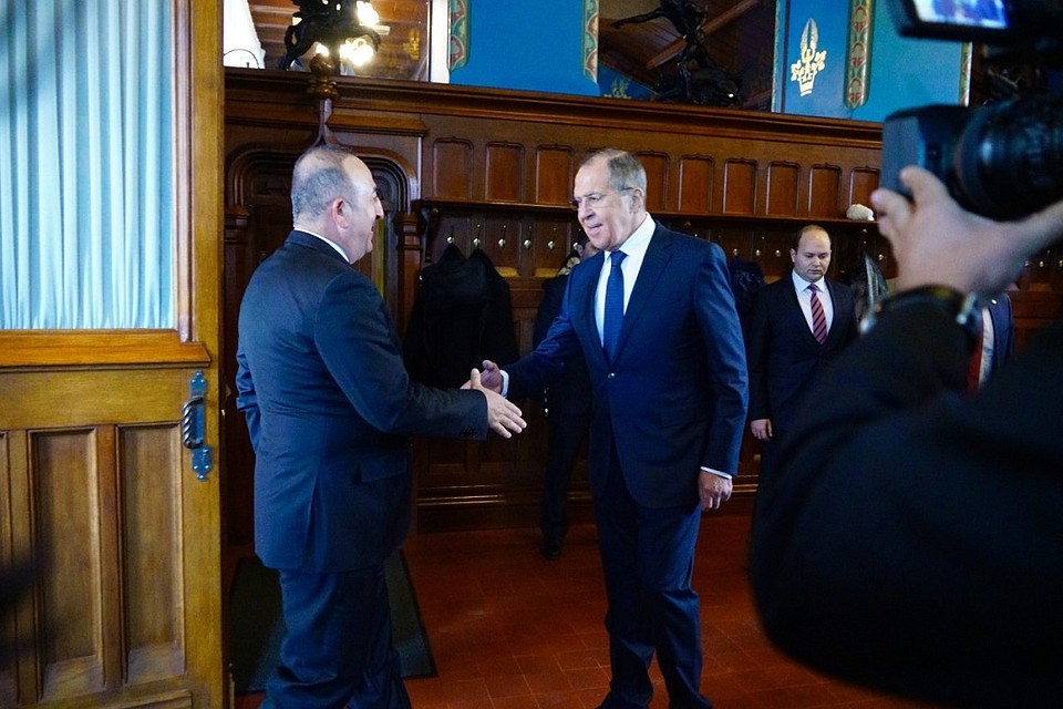 Главы МИД Турции и России Мевлют Чавушоглу и Сергей Лавров