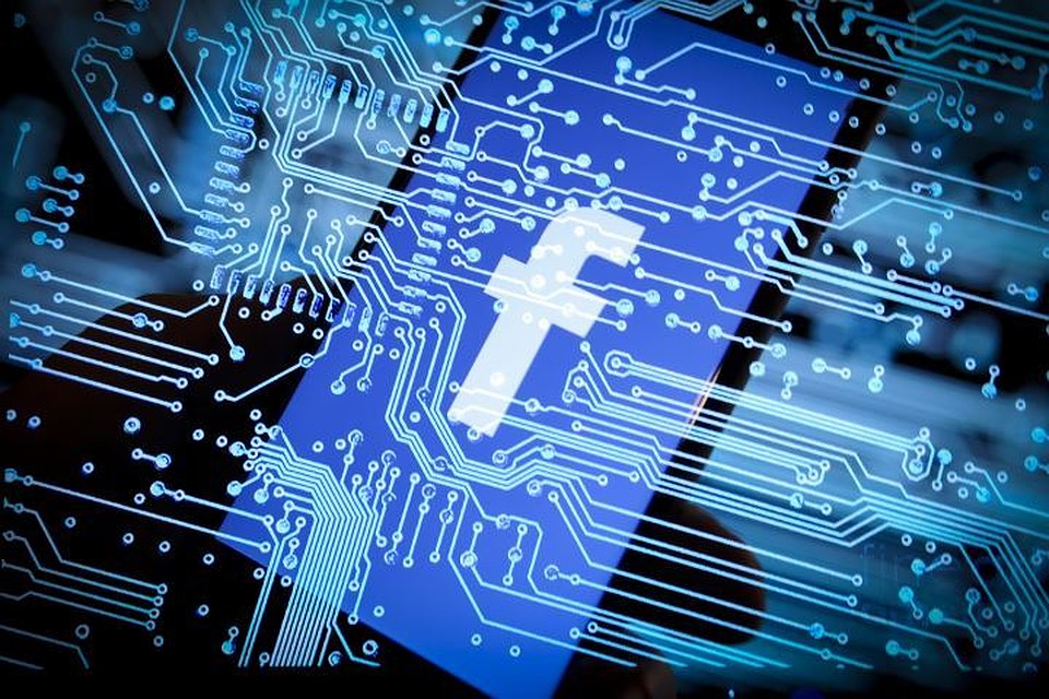 Facebook заблокировал работавшую на предвыборную кампанию Трампа фирму