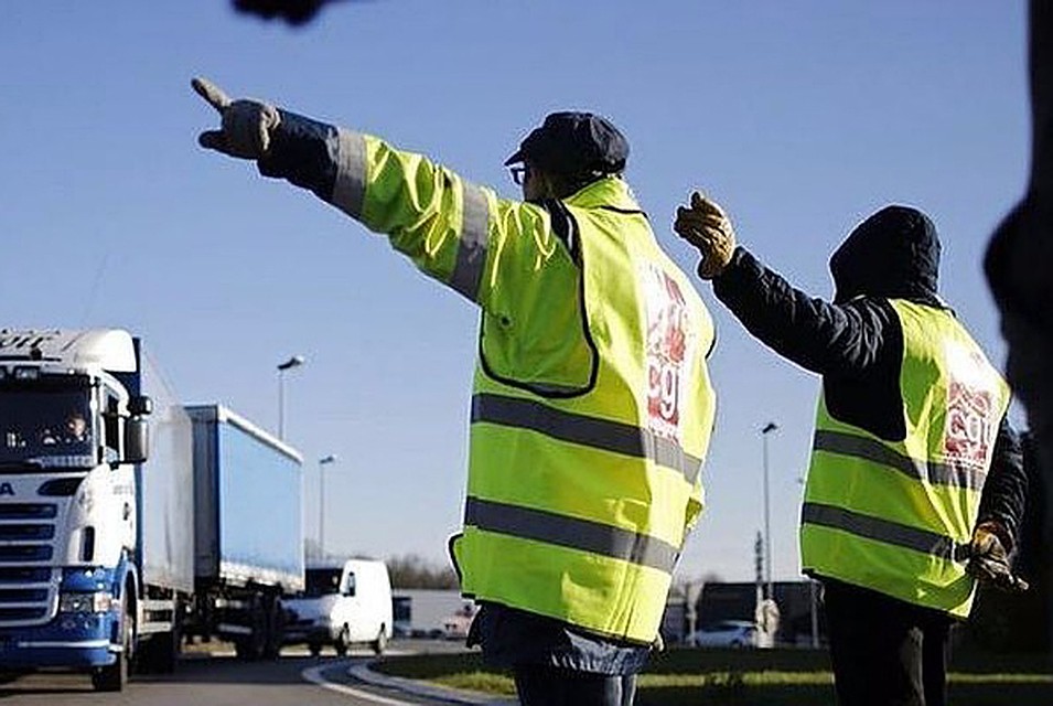 В правках в ПДД не прописана ответственность водителей за выход на проезжую часть без светоотражающего жилета