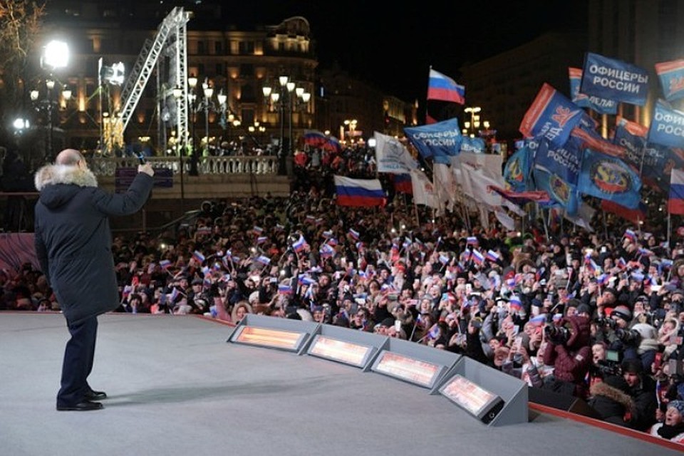 Президент России Владимир Путин на концерте-митинге «Россия. Севастополь. Крым» на Манежной площади в Москве