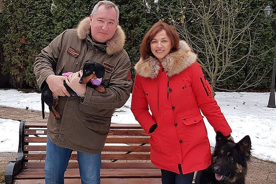 Таксу по кличке Николас, которая участвовала в эксперименте по жидкостному дыханию, Дмитрий Рогозин забрал домой.
