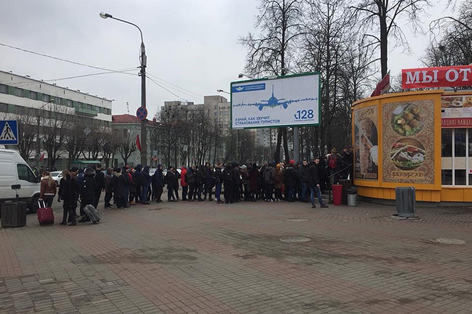 Очередь за бесплатной шаурмой. Фото: Никита Недоверков.