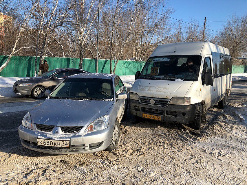 В Тюмени водители маршрутного такси и "Митцубиси" выясняют, кто прав. Фото vk.com