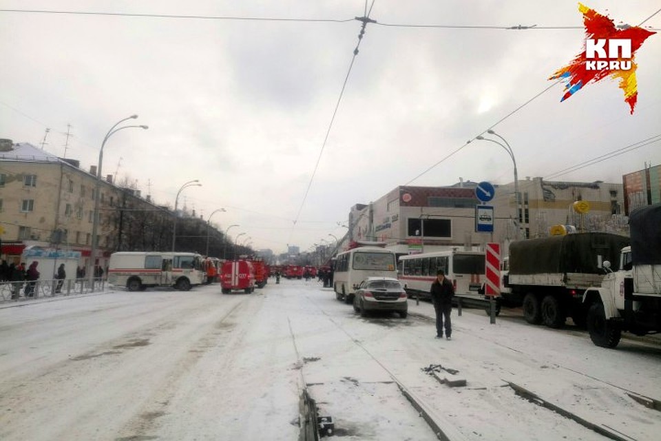 Из сгоревшего здания вывозят остатки конструкций, оборудования и мусор