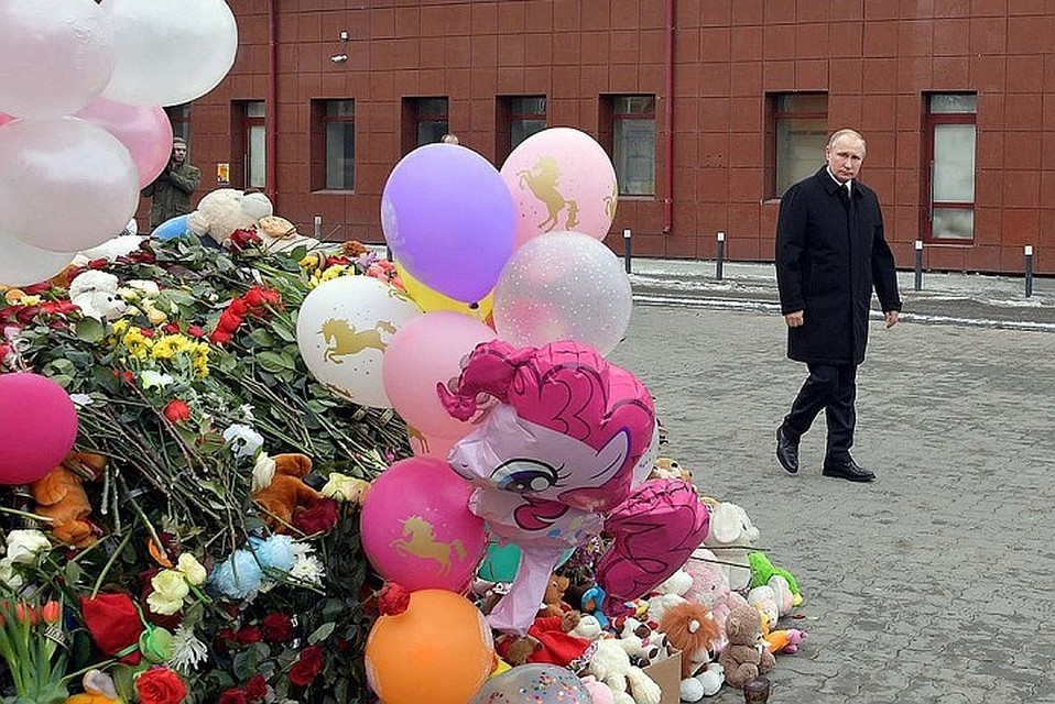Владимир Путин приехал на место трагедии и положил букет роз к стихийному мемориалу. Фото: REUTERS