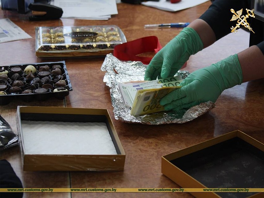Таможенники обнаружили в посылке с коробками конфет 25 тысяч евро Фото:Минская региональная таможня.