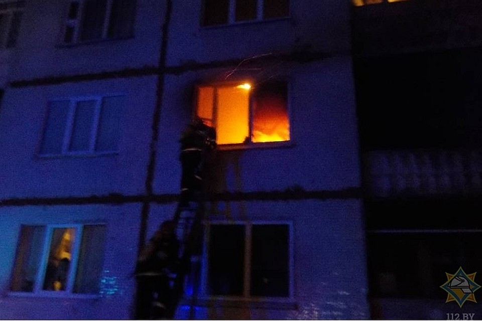 Из горящего дома эвакуировали 25 человек. Фото: МЧС.
