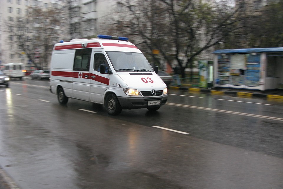 Пострадавшего молодого человека с травмами ушибами доставили в Псковскую областную больницу, где ему окажут необходимую медицинскую помощь.