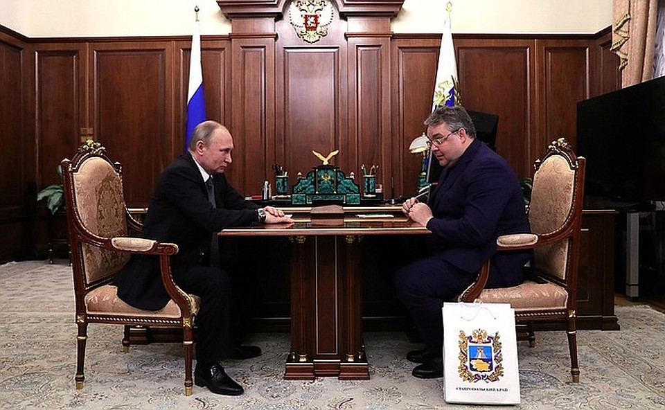 Владимир Владимиров рассказал главе государства об успехах в реализации федеральных программ. Фото: www.kremlin.ru