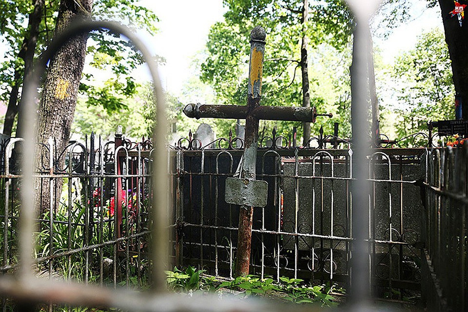 Труп мужчины нашли на кладбище, где похоронены его родственники.