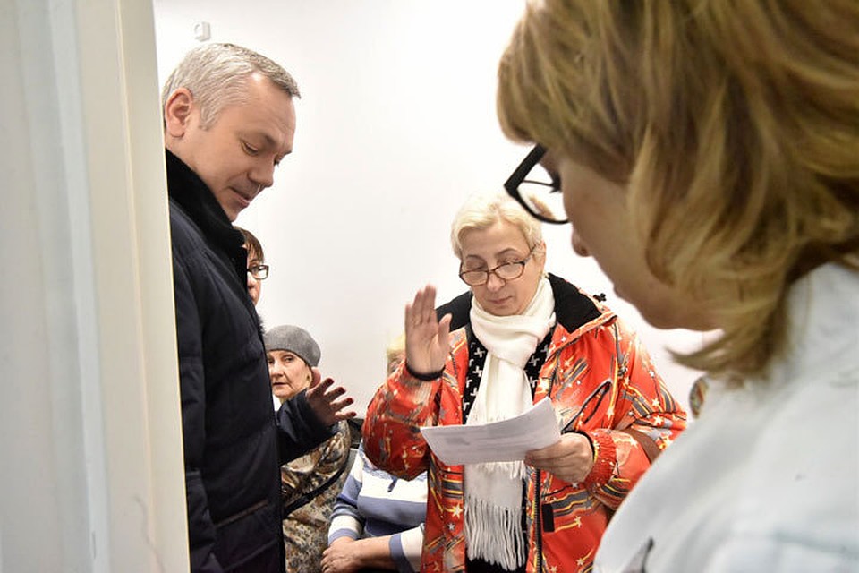 Андрей Травников посмотрел, как работает регистратура и call-центр. Фото пресс-службы правительства Новосибирской области