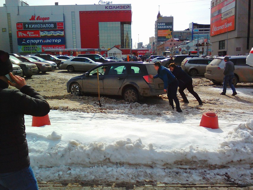 Пермяки пришли на помощь владельцу забуксовавшей иномарки