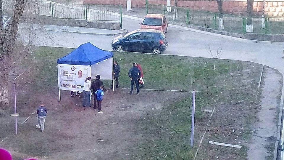 Жители Кишинева заметили агитационную палатку лидера Платформы «Достоинство и правда» Андрея Нэстасе.