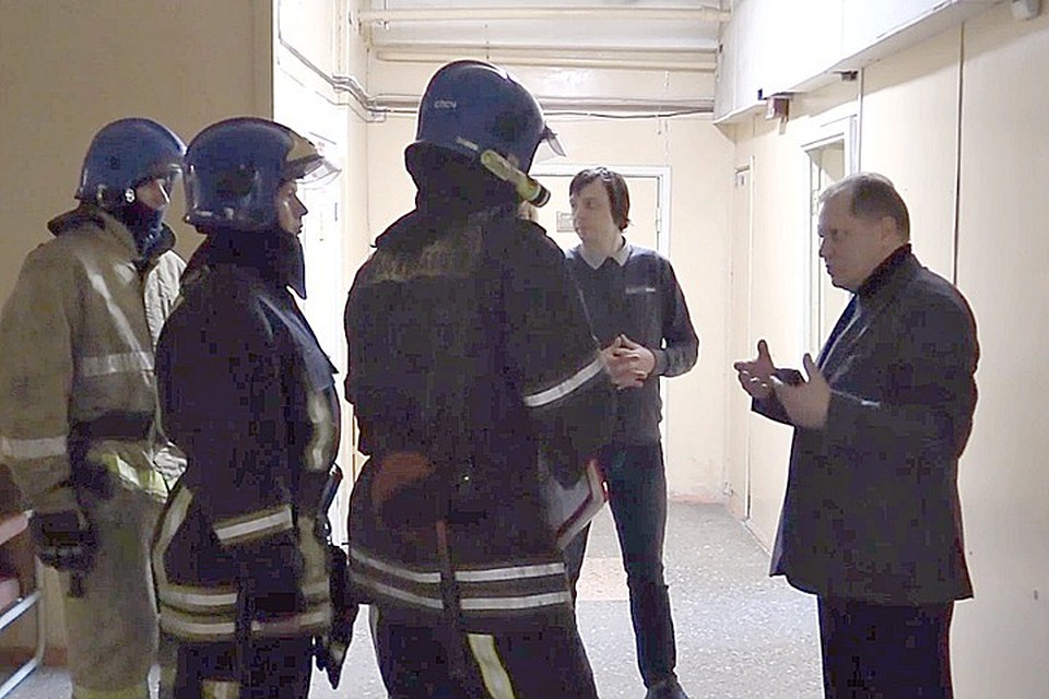 Сопровождающий пояснил спасателям, каким образом проводились учебные эвакуации из «Севрыбы» раньше. Фото: МЧС России по Мурманской области