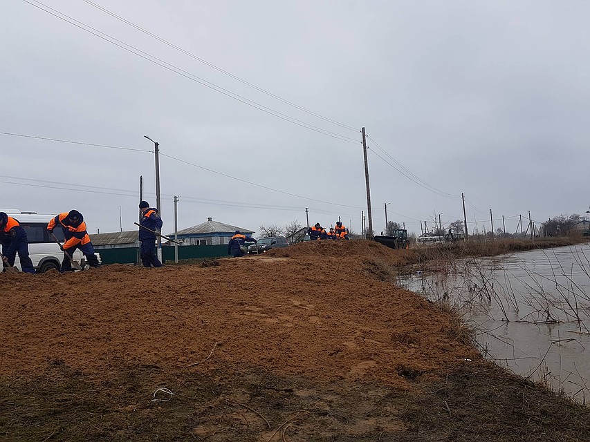 В руслах малых рек Волгоградской области взрывают ледовые заторы