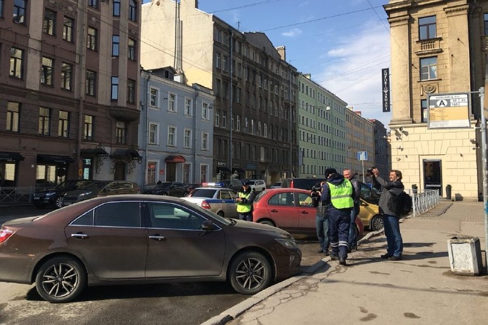 Парковаться на остановках - как минимум, некультурно. ФОТО: Элина БАБЕНКО