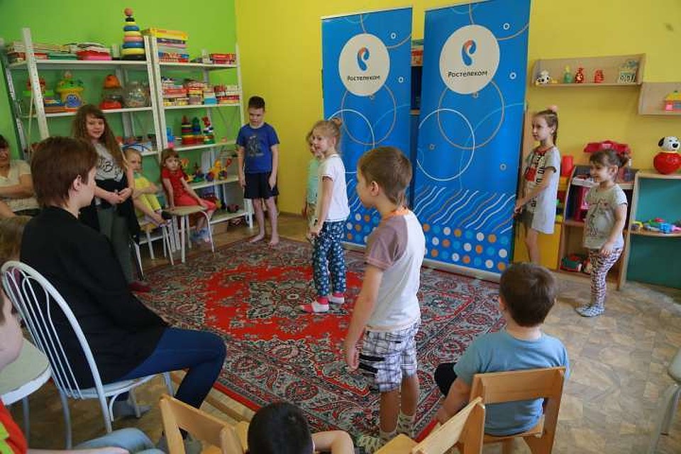 Дети сыграли спектакль без репетиций и декораций.