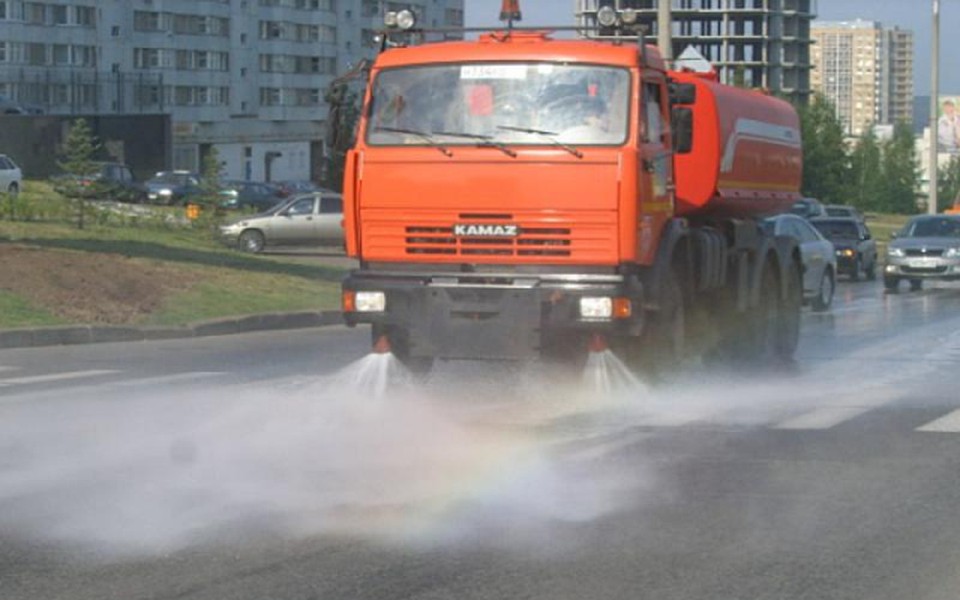 Город начали убирать от грязи и пыли. Фото: администрации Волгограда