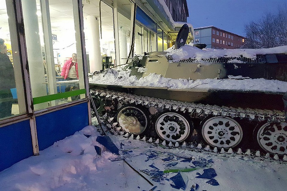 В супермаркет мужчина приехал за выпивкой. Фото: vk.com/alfaplus