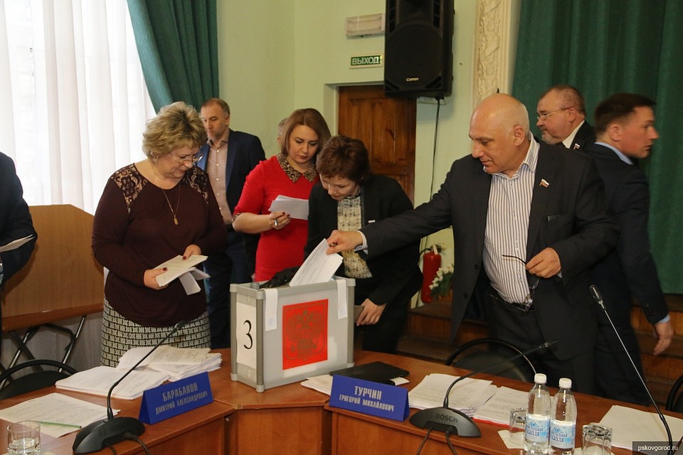 Псковские депутаты единоглассно поддержали кандидатов на получение медали и Почетных грамот.