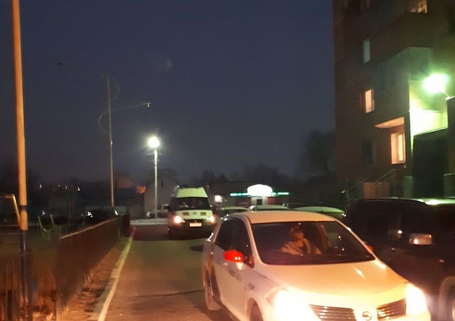 Водитель такси перегородил въезд скорой во двор