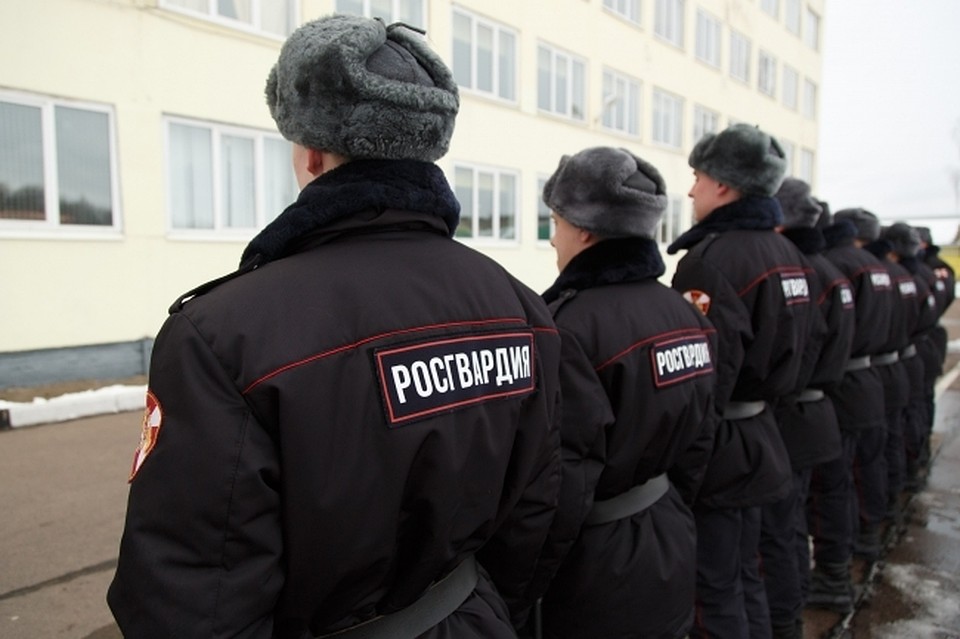 Во время празднования Пасхи за правопорядком будут следить псковские полицейские и росгвардейцы.