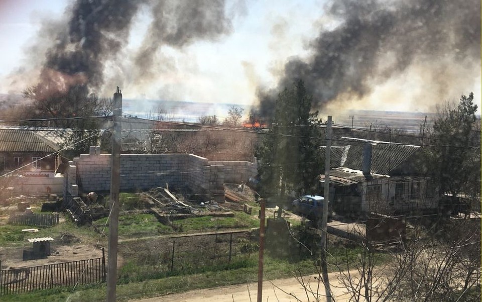 Пожар между Ростовом и Таганрогом 7 апреля 2018. Фото из группы ВК "Ростов Главный".