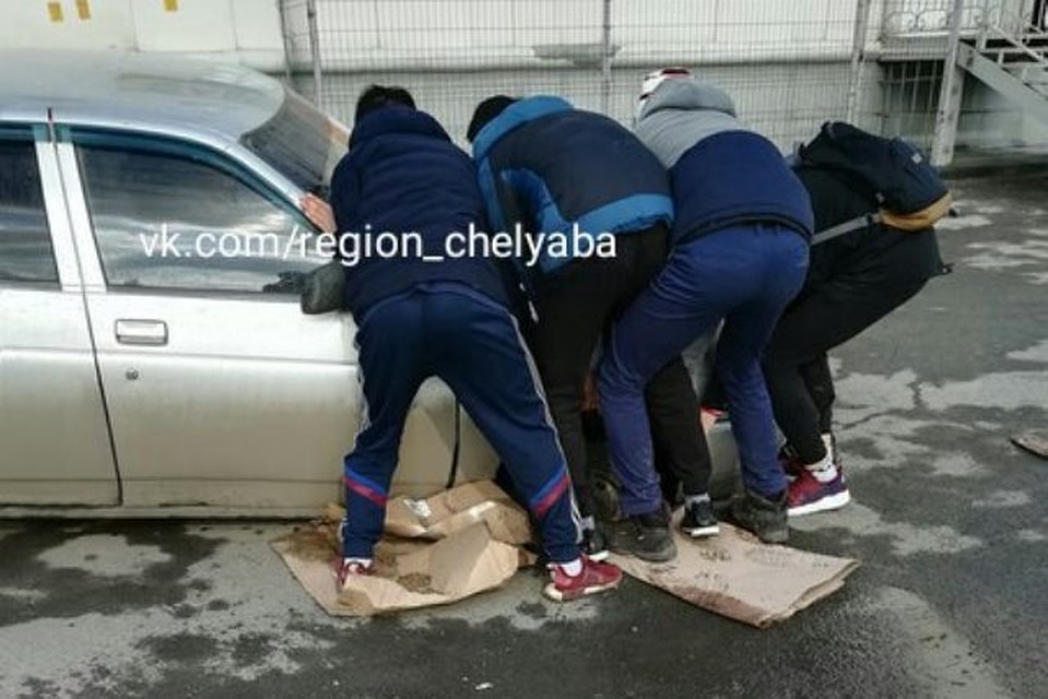 Неравнодушные люди быстро вытащили машину из колодца. Фото группа во ВКонтакте «Регион-74. Челябинск»