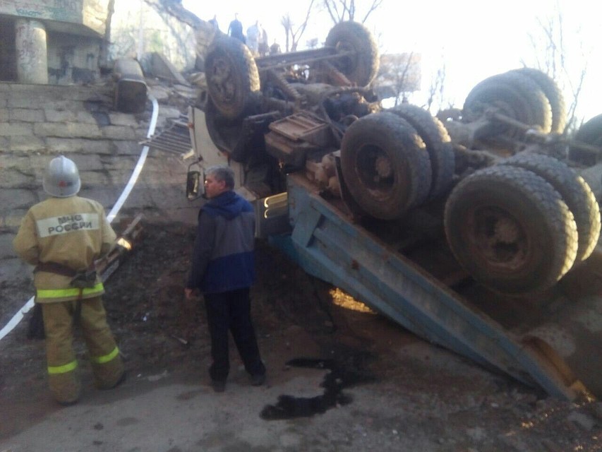 Водитель сам вылез из раздавленной кабины самосвала
