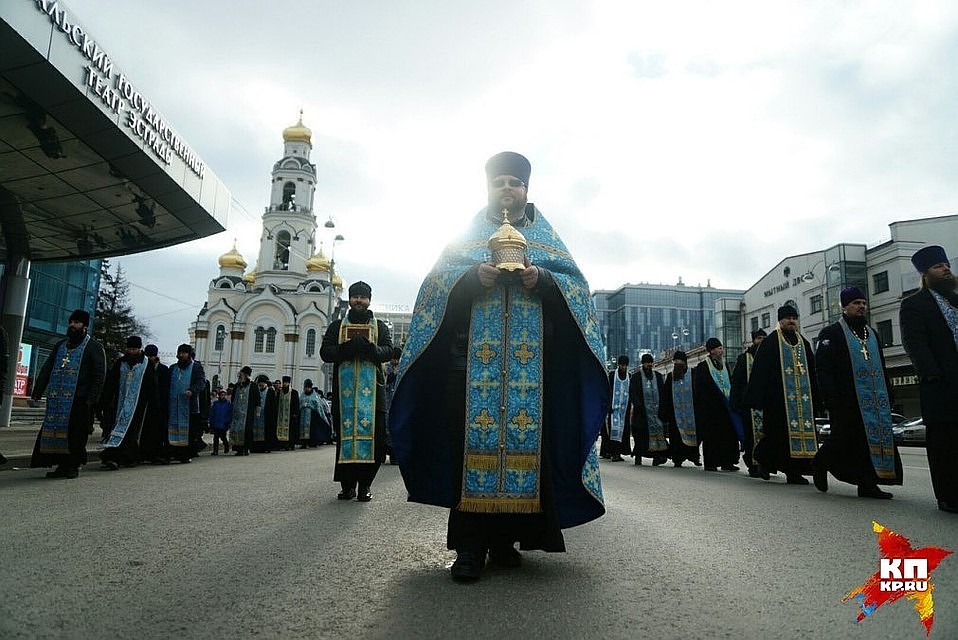 В Екатеринбурге начался крестный ход в честь пасхи
